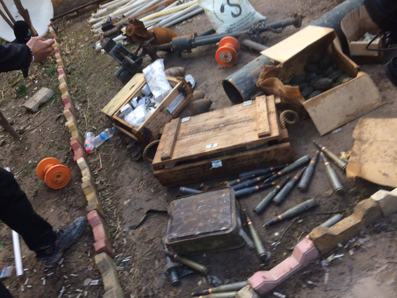 به‌ وێنه‌.. له‌ كارگه‌يه‌كى درووستكردنى چه‌كى داعشدا قوتوى بيره‌ و وێسكى دۆزرايه‌وه‌